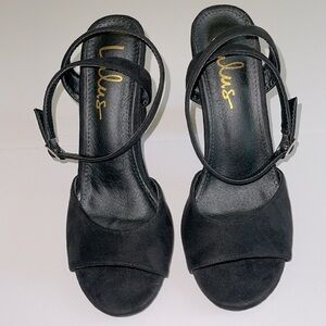 Lulus brand size 7 1/2 black velvet open toe sandals
